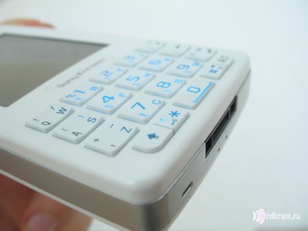   Sony Ericsson M600i: , , QWERTY