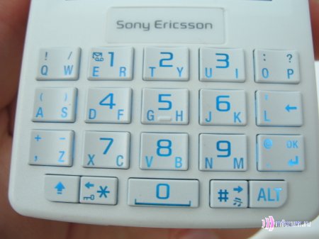   Sony Ericsson M600i: , , QWERTY